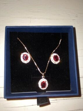 NEW Lingna 18K OL Necklace and Earring Set